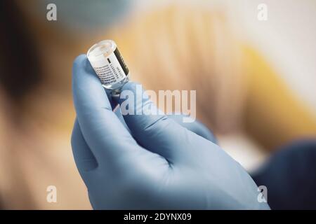 Bucarest, Roumanie - 27 décembre 2020 : image de faible profondeur de champ (foyer sélectif) avec des détails sur le vaccin Pfizer BioNTech dans le dur de l'hôpital Banque D'Images