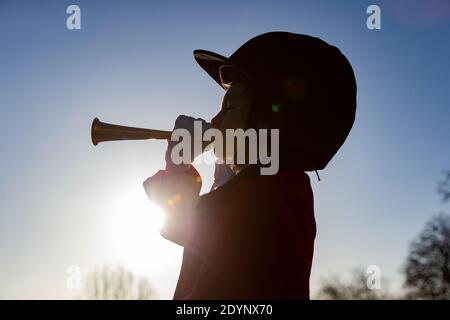 Arley, Worcestershire, Royaume-Uni. 27 décembre 2020. En raison des chasses peu importantes du lendemain de Noël dues aux restrictions de Covid, Henley Mills, 7 ans, se met à faire sa propre « chasse » ce matin. Vêtu d'une tunique rouge, d'un casque et d'une assise magistrale sur son mont Radish - un poney de 7 ans - Henley a un moment de gloire. Henley et sa famille, d'Arley dans le Worcestershire, auraient normalement assisté à la chasse aux bois et à l'Albrighton à Hagley Hall, mais des spectateurs et des suiveurs étaient absents en raison des règles de Covid, ce qui l'a laissé déçu. Crédit : Peter Lophan/Alay Live News Banque D'Images