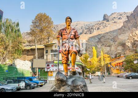 Statue de cuivre d'alpiniste devant l'entrée de la vallée du Darband de la montagne Tochal. Une région récréative populaire pour le résident de Téhéran Banque D'Images