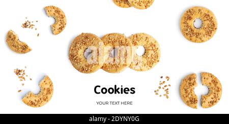 Biscuits d'arachide isolés sur fond blanc. Format de bannière d'en-tête long. Bannière d'en-tête du site Web Panorama. Photo de haute qualité Banque D'Images