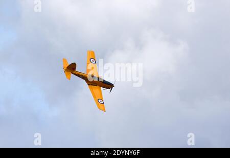 Vintage DHC-1 Chipmunk G-BNZC/RCAF 671 avions en vol au soleil avec des nuages en arrière-plan Banque D'Images