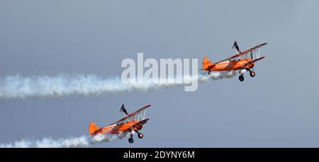 L'exposition de marche de l'aile Aerosuperbatics équipe deux avions en vol. Banque D'Images