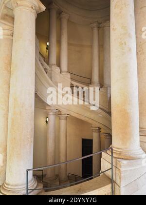 Intérieur du Palais Barberini baroque, Galerie nationale - Musée d'Art ancien le célèbre petit escalier ovale hélicoïde de Borromini. Banque D'Images