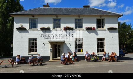 Clients assis à l'extérieur de l'Anchor public House Great Barford Bedfordshire. Banque D'Images