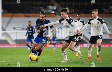 Theo Walcott, de Southampton, prend la photo d'Antonee Robinson, de Fulham, lors du match de la Premier League à Craven Cottage, Londres photo d'Alan Stanford/Focus Images/Sipa USA 26/12/2020 Banque D'Images