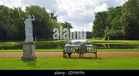 Couple assis sur un banc surplombant le pavillon Thomas Archer et le long Canal au parc Walie. Banque D'Images