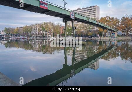 Paris, France - 11 07 2020: Réflexions sur le bassin de la Villette de grands cormorans noirs sur des bouées jaunes au repos Banque D'Images