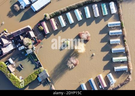 Tewkesbury, Gloucestershire, Royaume-Uni. 27 décembre 2020. Le site des caravanes Willows a été complètement inondé après que la rivière Severn a éclaté ses rives. Le site qui se trouve à environ un mile de la ville de Tewkesbury a été coupé par une route et n'est accessible que par bateau. Le Lower Lode Inn est également immergé dans les eaux de crue. Pic by Stop appuyez sur Media/Alamy Live News Banque D'Images