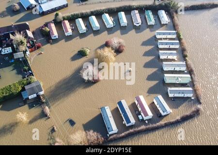 Tewkesbury, Gloucestershire, Royaume-Uni. 27 décembre 2020. Le site des caravanes Willows a été complètement inondé après que la rivière Severn a éclaté ses rives. Le site qui se trouve à environ un mile de la ville de Tewkesbury a été coupé par une route et n'est accessible que par bateau. Le Lower Lode Inn est également immergé dans les eaux de crue. Pic by Stop appuyez sur Media/Alamy Live News Banque D'Images