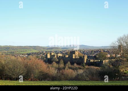 Vue sur la ville et le château de Ludlow depuis Whitcliffe Common, Ludlow, Shropshire, Angleterre, Royaume-Uni. Banque D'Images