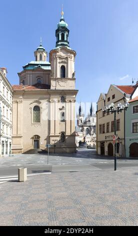 náměstí Franze Kafky s pohledem na kostel SV. Staroměstské náměstí, Týnský chrám , Banque D'Images