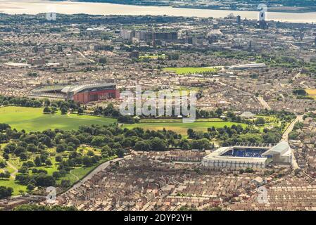 Vue aérienne des quatre cathédrales de Liverpool : Goodison Park, domicile du FC Everton ; Anfield, domicile du FC Liverpool ; Cathédrale anglicane et catholique Banque D'Images