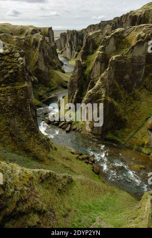 Fjaðrárgljúfur canyon dans le sud-est de l'Islande et la rivière Fjaora rivière - paysage du canyon de l'Islande Banque D'Images