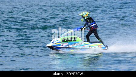 Jeune course de jet ski concurrent se déplaçant à vitesse. Banque D'Images