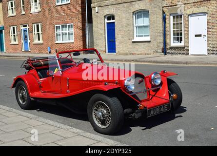 Voiture de sport Red Marlin garée dans la vieille ville de St Ives. Banque D'Images