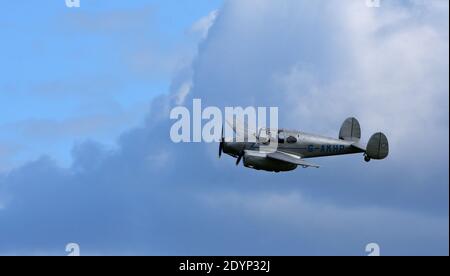 Vintage Miles M65 Gemini, G-AKHP avion en vol contre ciel nuageux. Banque D'Images