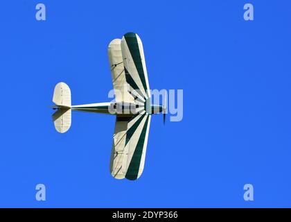 Vintage Stampe SV4C Biplane G-BPLM en vol contre Blue Sky. Banque D'Images