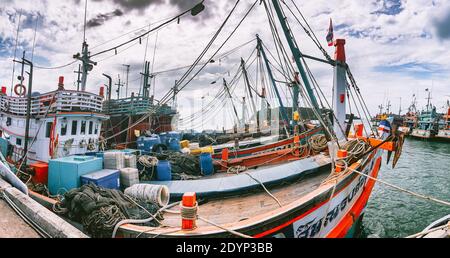 Bateaux de pêche à la jetée de Koh Samui, Thaïlande, Asie du Sud-est Banque D'Images