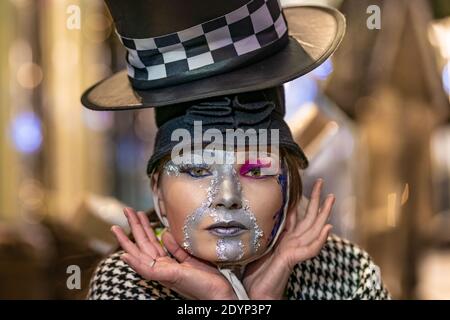 Londres, Royaume-Uni. 26 décembre 2020. Les modèles participent à un défilé de mode coloré le lendemain de Noël en profitant des rues presque vides de l'extrémité ouest pour le designer Pierre Garroudi. Credit: Guy Corbishley / Alamy Live News Banque D'Images