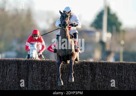 Harry Skelton à cheval Nube Negra Clear la dernière clôture sur le chemin de gagner le Ladbrokes Desert Orchid Chase à Kempton Park Racecourse, Surrey. Banque D'Images