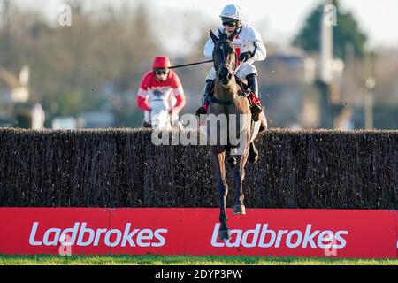 Harry Skelton à cheval Nube Negra Clear la dernière clôture sur le chemin de gagner le Ladbrokes Desert Orchid Chase à Kempton Park Racecourse, Surrey. Banque D'Images