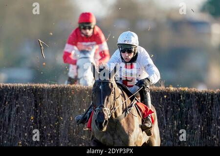 Harry Skelton à cheval Nube Negra sur le chemin de gagner le Ladbrokes Desert Orchid Chase à l'hippodrome de Kempton Park, Surrey. Banque D'Images