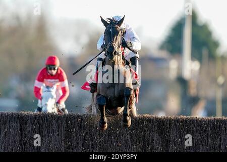 Harry Skelton à cheval Nube Negra Clear la dernière clôture sur le chemin de gagner le Ladbrokes Desert Orchid Chase à Kempton Park Racecourse, Surrey. Banque D'Images