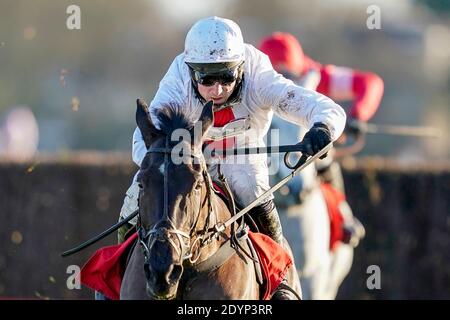 Harry Skelton à cheval Nube Negra sur le chemin de gagner le Ladbrokes Desert Orchid Chase à l'hippodrome de Kempton Park, Surrey. Banque D'Images