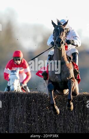 Harry Skelton à cheval Nube Negra Clear la dernière clôture sur le chemin de gagner le Ladbrokes Desert Orchid Chase à Kempton Park Racecourse, Surrey. Banque D'Images