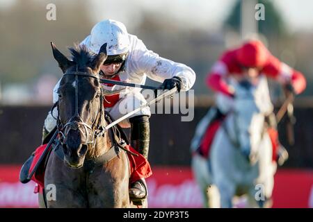 Harry Skelton à cheval Nube Negra sur le chemin de gagner le Ladbrokes Desert Orchid Chase à l'hippodrome de Kempton Park, Surrey. Banque D'Images