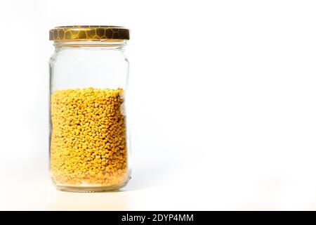 Pot en verre avec pollen d'abeille italienne sur fond blanc Banque D'Images