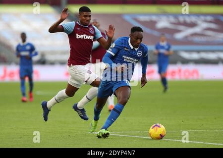 Londres, Royaume-Uni. 27 décembre 2020. Danny Welbeck de Brighton attaque le but de West Ham lors du match de la Premier League entre West Ham United et Brighton & Hove Albion au stade de Londres. Credit: James Boardman / Alamy Live News Banque D'Images