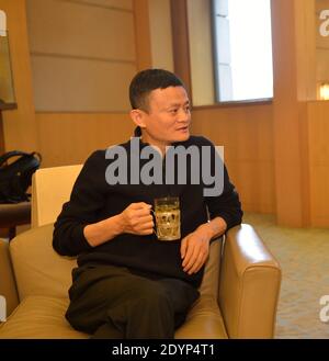 Jack Ma, co-fondateur et ancien président exécutif du groupe Alibaba, attend de prendre la parole lors d'une conférence de presse à Pékin, en Chine, en 2015. Banque D'Images