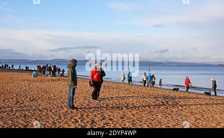 Portobello, Édimbourg, Écosse, Royaume-Uni. 27 décembre 2020. Soleil dans la température de l'après-midi de 3 degrés centigrade, occupé avec les gens dehors marche et l'exercice. Crédit : Arch White/Alamy Live News. Banque D'Images