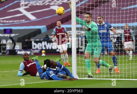 Londres, Royaume-Uni. 27 décembre 2020. Danny Welbeck, de Brighton, a presque obtenu des scores lors du match de la Premier League entre West Ham United et Brighton & Hove Albion au stade de Londres. Credit: James Boardman / Alamy Live News Banque D'Images