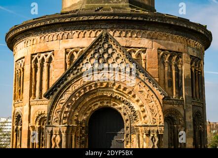 Tombe ronde ou mausolée de style victorien gothique, nécropole de Glasgow, Écosse, Royaume-Uni Banque D'Images