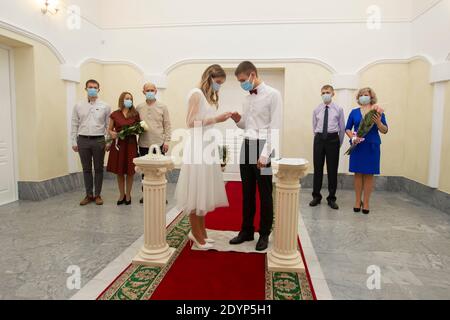 20 11 2020. Biélorussie, la ville de Gomil. Mariage. Mariée et marié portant des masques médicaux. Se marier pendant la pandémie du coronavirus. Banque D'Images