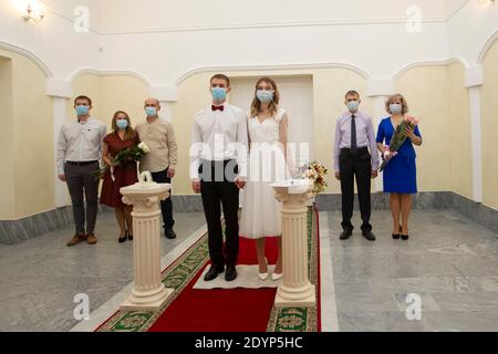 20 11 2020. Biélorussie, la ville de Gomil. Mariage. Mariée et marié portant des masques médicaux. Se marier pendant la pandémie du coronavirus. Banque D'Images