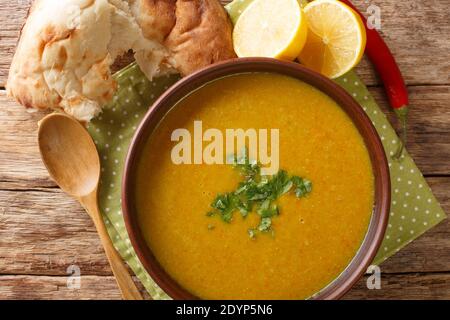 Soupe de purée Shorbat Adas moyen-orientale Lentil en gros plan dans le bol sur la table. Vue horizontale du dessus Banque D'Images