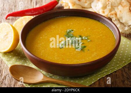 Shorbat adas est une soupe de lentilles vegan du Moyen-Orient de près dans le bol sur la table. Horizontale Banque D'Images