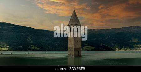 Campanile di Curon Venosta, ou le clocher d'Alt-Graun, Italie. Reschensee, horloge. Banque D'Images