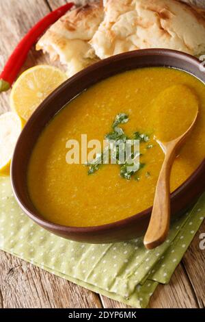 Libanais Lentil Soup Shorbat Adas près dans le bol sur la table. Verticale Banque D'Images
