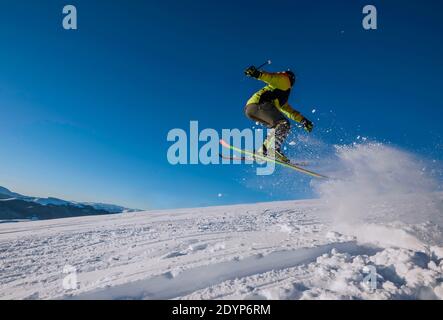 homme skieur sautant sur la piste de ski sautez le portrait vertical Photo 2020 2021 ouverture de la saison de ski dans les Alpes Autriche femme Banque D'Images