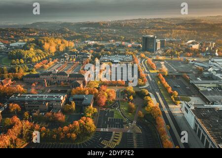 Vue aérienne sur Telford Center à Hazy automnal matin à Shropshire, Royaume-Uni Banque D'Images