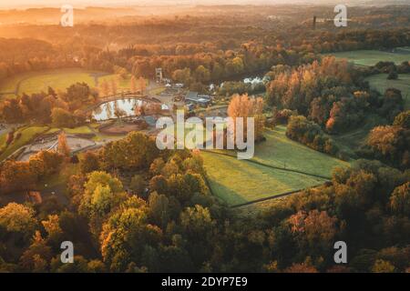 Vue aérienne sur le terrain de jeu pittoresque parmi les arbres d'automne au lever du soleil. Telford Center Park au Royaume-Uni Banque D'Images