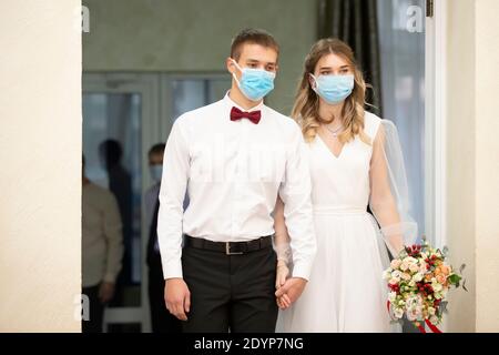 Mariée et marié portant des masques médicaux. Se marier pendant la pandémie du coronavirus. Banque D'Images