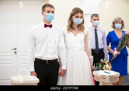 20 11 2020. Biélorussie, la ville de Gomil. Mariage.mariée et marié portant des masques médicaux. Se marier pendant la pandémie du coronavirus. Banque D'Images