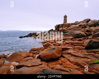 Vue sur la maison de lumière Men Ruz en Bretagne en France. Personne Banque D'Images