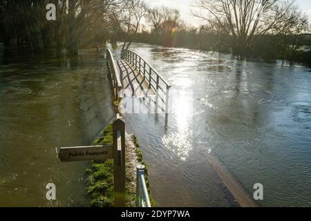 Oxford, Oxfordshire, Royaume-Uni. 27 décembre 2020. La passerelle sur le sentier de la Tamise à Oxford est inondée. Inondations dans le Oxfordshire. La tempête Bella a apporté encore plus de pluie à Oxford, causant des inondations dans les zones de basse altitude. Beaucoup de gens font de l'exercice au soleil. Credit: Sidney Bruere/Alay Live News Banque D'Images