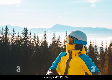 femme dans l'équipement de ski regardant l'espace de copie Banque D'Images